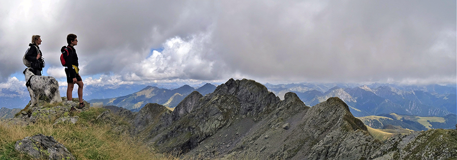 Da cocuzzolo di cima Ponteranica centrale (2372 m) bella vista sul Ponteranica orientale (2378 m)